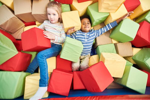 kids-playing-in-foam-pit-37XCR64.jpg